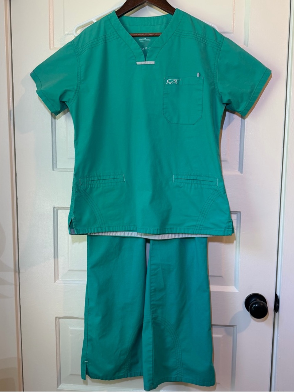 Iguana Med Teal Women’s Medical Scrub Set with V-Neck Top & Bootcut Pants